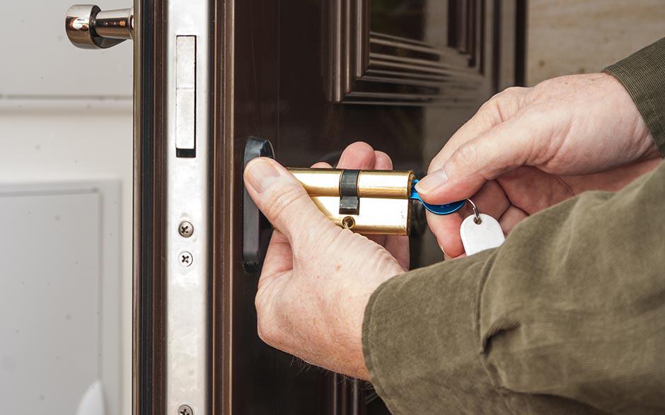 combien coute un serrurier pour ouvrir une porte Paris 13