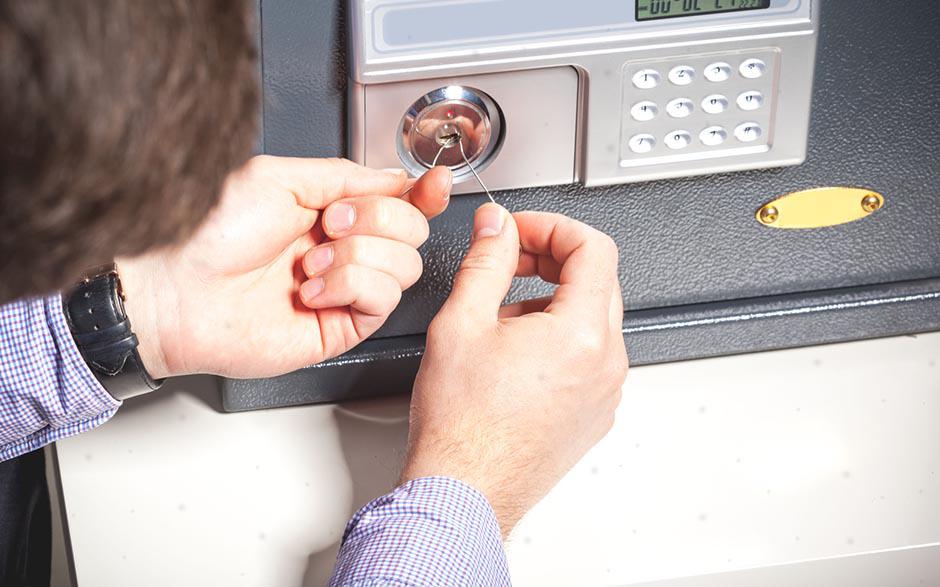 combien coute un serrurier pour ouvrir une porte Paris 13